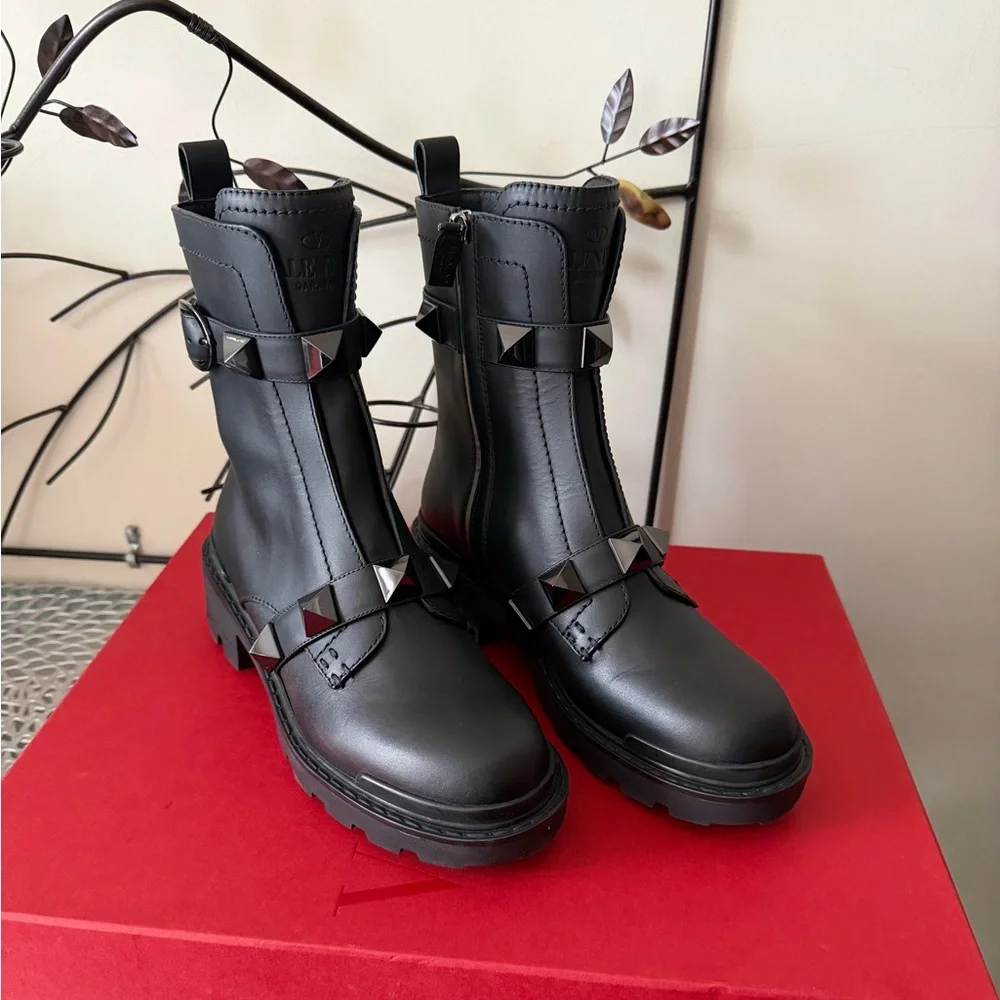 Valentino Garavani Roman Rockstud Black Leather Combat Boots size 37 US 7 NIB - Picture 10 of 16